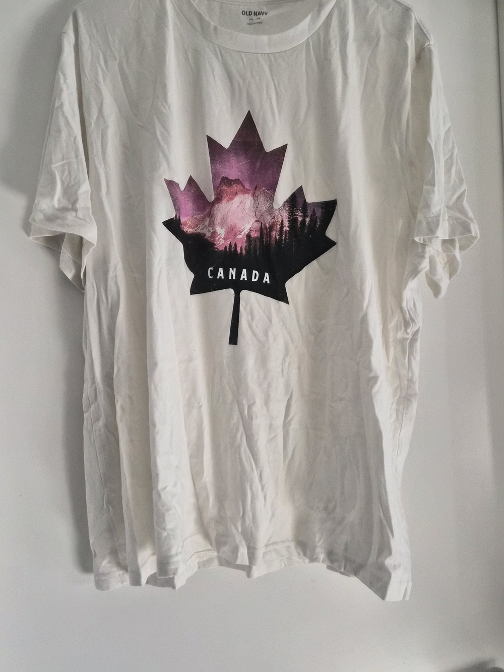 Old Navy White Graphic Crewneck Tee with Canada leaf